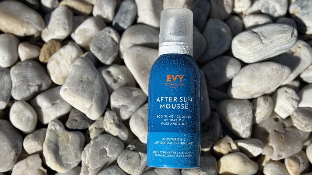 Flacon EVY After Sun Mousse așezat pe pietre albe, fotografie originală Marcu Mihaela.