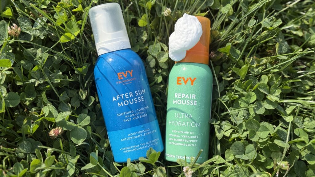 Două produse EVY Mousse – After Sun și Repair Ultra Hydration – așezate pe iarbă verde, fotografie originală Marcu Mihaela.