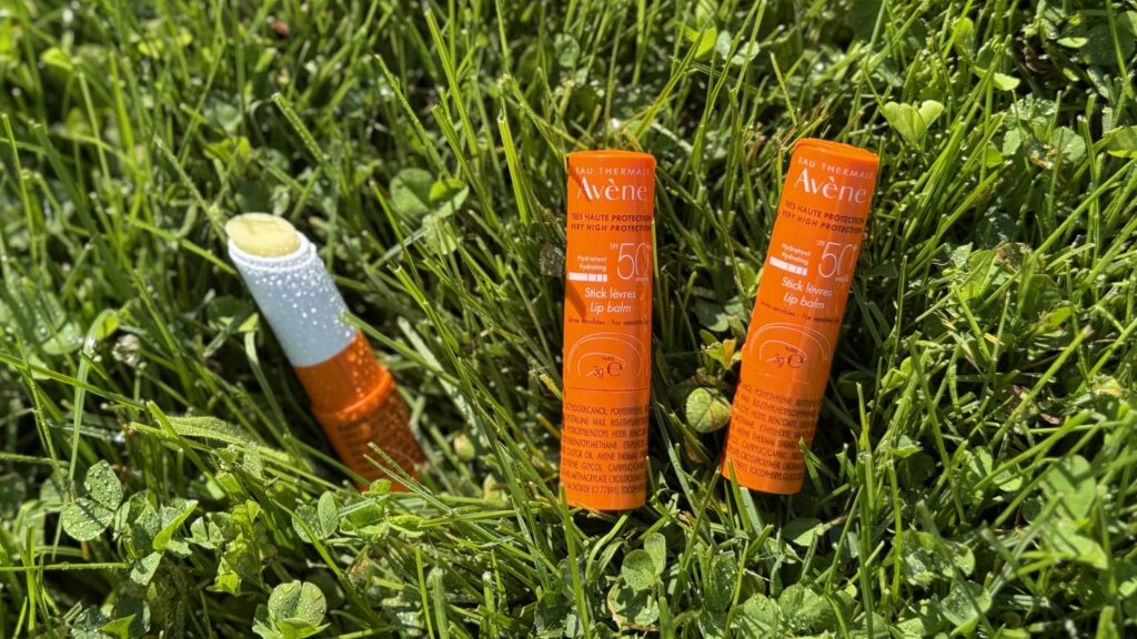 Stick de buze Avène cu SPF 50+ folosit pentru protecția pielii sensibile din jurul ochilor