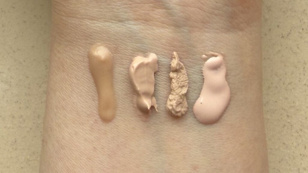 Test pe încheietura mâinii cu patru produse colorate cu SPF și fără: PTR primer Firmx No-Filter, Australian Gold SPF50, Supergoop SPF30 și Uveblock Dry Touch SPF50+
