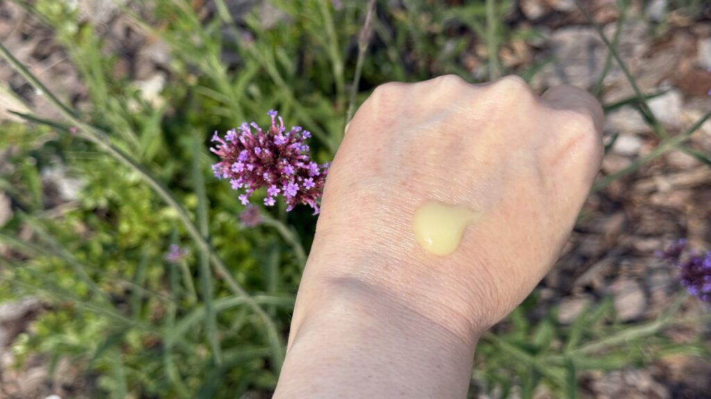 Textura loțiunii Altreno cu tretinoină micronizată 0,05% aplicată pe piele, demonstrând consistența sa lejeră pentru tratamentul acneei și anti-aging.