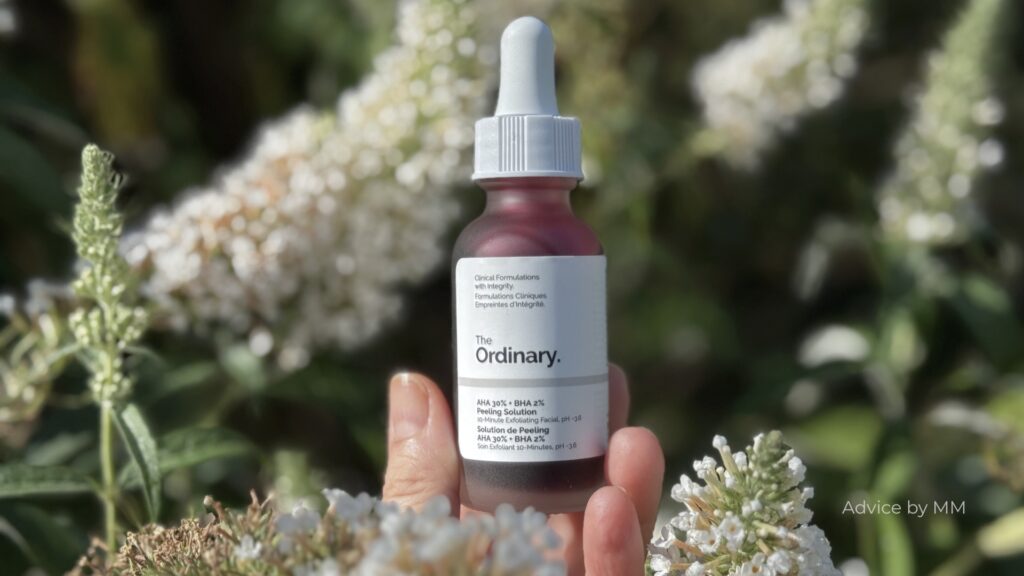 Mască exfoliantă occidentală cu AHA și BHA, The Ordinary Peeling Solution, fotografiată în lumină naturală pe fundal vegetal.