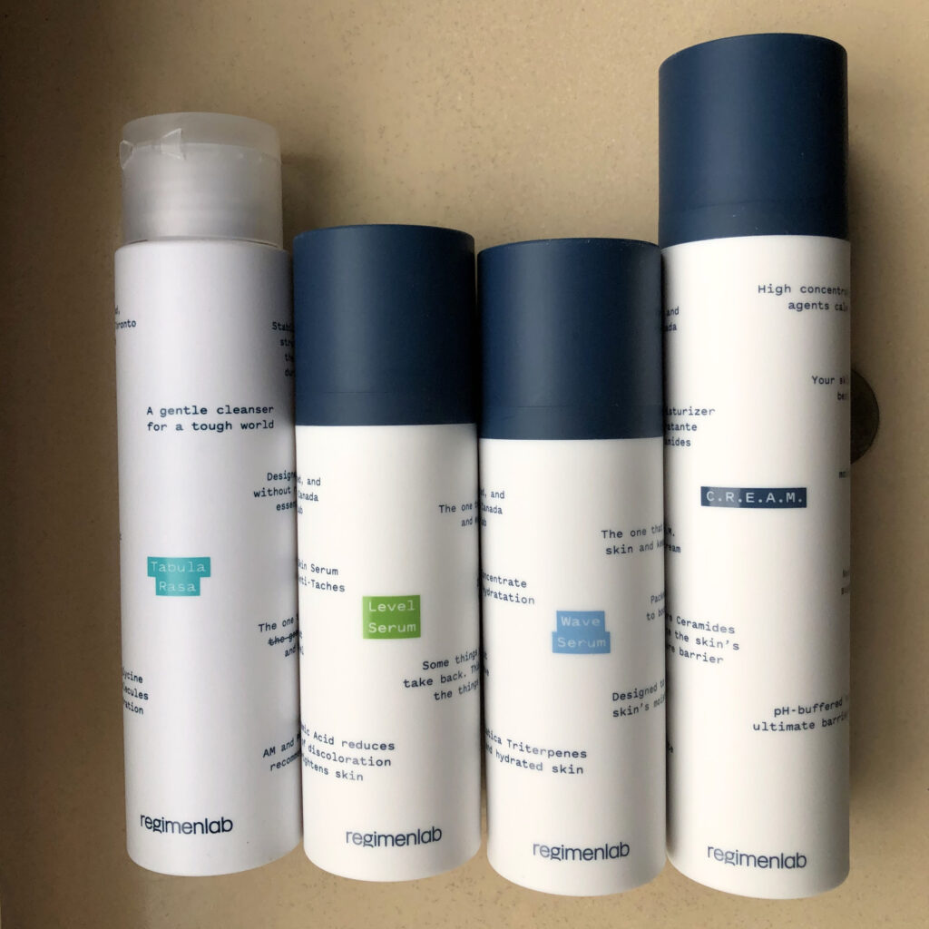 Produse Regimen Lab – Tabula Rasa, Level Serum, Wave Serum și C.R.E.A.M., fotografiate pe un fundal deschis