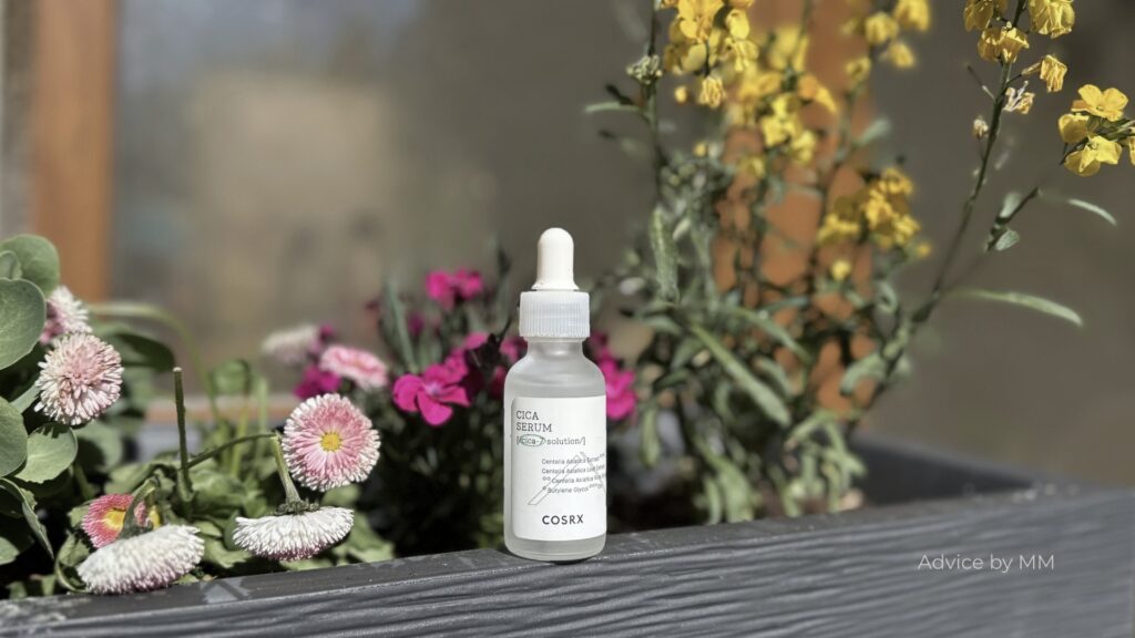 Ser cu Centella asiatica COSRX CICA în lumină naturală, produs K-beauty pentru calmarea pielii sensibile și susținerea barierei cutanate