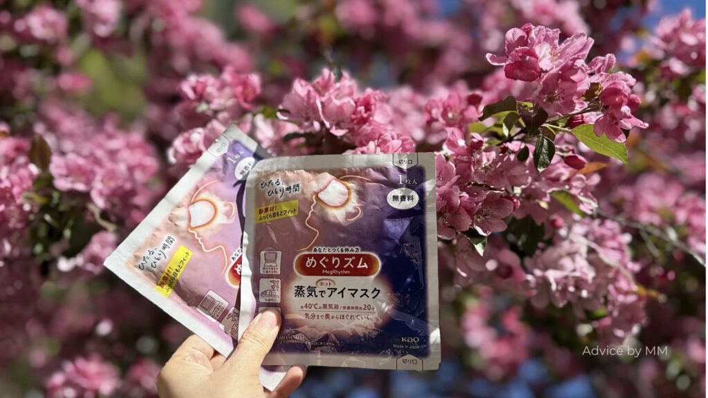 Măști japoneze pentru ochi tip sheet mask prezentate în lumină naturală, utilizate în rutina de îngrijire a pielii