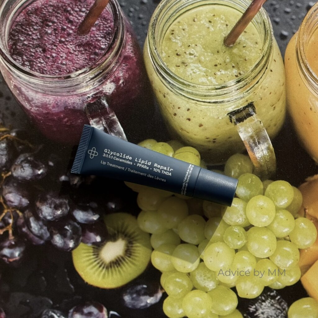 Balsam de buze Regimen Lab Glycolide Lip Repair, fotografiat pe fundal deschis, în lumină naturală